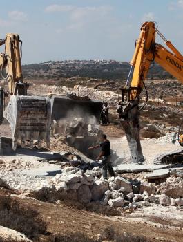 هدم منزل في وادي رحال 