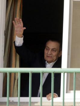 بالصورة: عائلة حسني مبارك تحتفل بعيد ميلاده الـ90