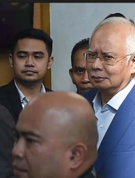 رئيس وزراء ماليزيا السابق أشغل 22 موظفاً 3 أيام في عد ملايين الدولارات التي اختلسها