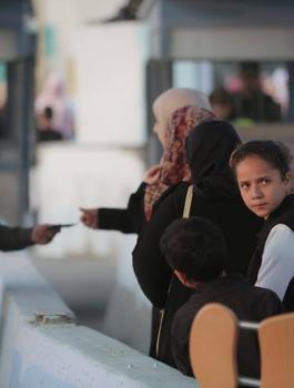 آلاف المواطنين يتوجهون إلى المسجد الأقصى لأداء الجمعة الثالثة من رمضان