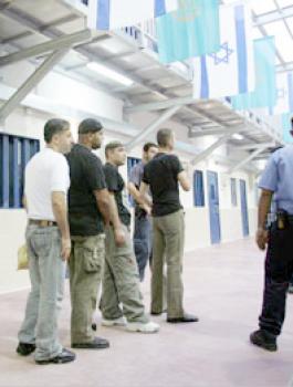 اسرى عوفر  يعيدون الطعام تضامنا مع نظرائهم المضربين