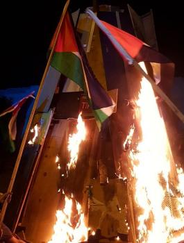 مستوطنون يحرقون العلم الفلسطيني في الخليل 