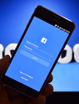 "فيسبوك" يعتذر من شاب فلسطيني