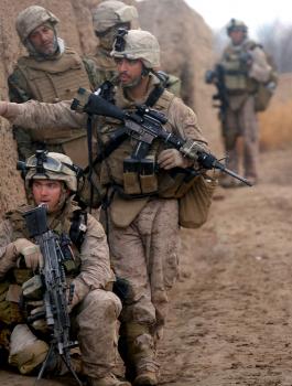 قوات "المارينز" الأميركية تعلن حالة الطوارئ بالسفارات الأميركية في الشرق الأوسط