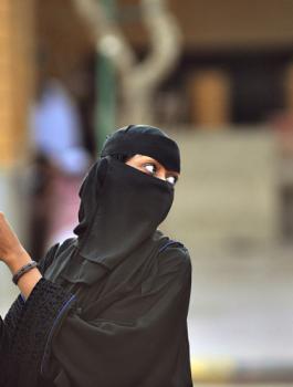 عقوبة تجسس الازواج على هواتف بعضهم البعض في السعودية 