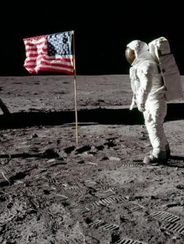 اول امريكي على القمر 