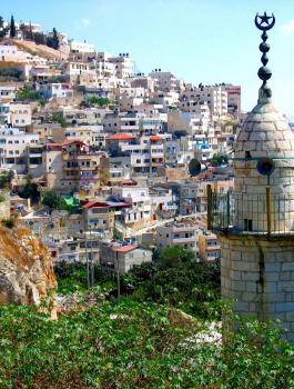 حفر اسفل منازل المواطنين في سلوان 