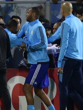 مارسيليا يطرد لاعبه إيفرا بعد ضربه أحد الجماهير