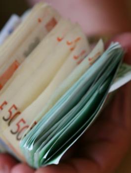 موظف بنك يسرق اموالا من حسابات احد المواطنين 