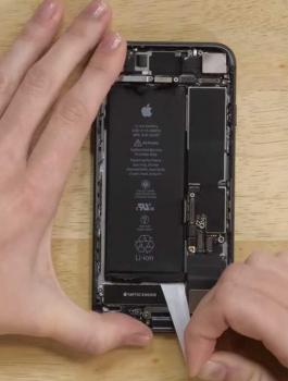 "تشريح" آيفون 8 يكشف كذبة أبل