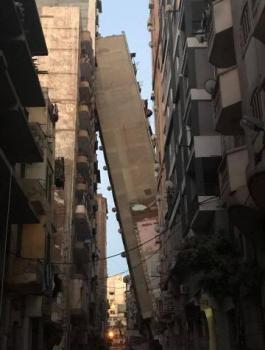بالفيديو.. بناية من 12 طابقاً تميل وتتكئ على عمارة مجاورة في مصر