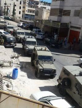 اقتحام مقر مفتشي الخليل ومصادرة محتوياته 