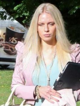 فتاة تقطع يد والدها بمنشار 