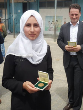 بابا الفاتيكات يهدي طالبة فلسطينية ميدالية ذهبية