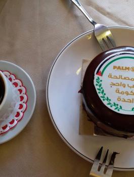 صاحب مطعم في قطاع غزة يوزع الكعك مجاناً بمناسبة المصالحة