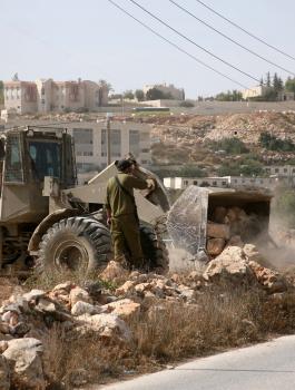 تجريف اراضي المواطنين في ترمسعيا 