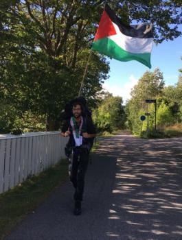 ناشط سويدي يواصل رحلته من السويد إلى فلسطين مشياً على الأقدام