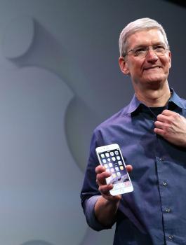 مدير "آبل" يستيقظ في الثالثة فجراً ويقرأ 700 إيميل يومياً 