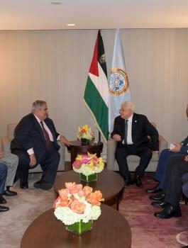 الرئيس عباس ووزير الخارجية البحريني  