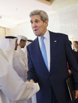11201523111153293-وزيرة-الخارجية-الامريكية-جون-كيرى-،-ولى-عهد-أبوظبى-الشيخ-محمد-بن-زايد-آل-نهيان-(3)