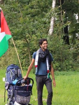 متضامن سويدي يصل التشيك في طريقة إلى فلسطين مشياً على الأقدام