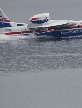 اكبر طائرة في العالم تقلع من الماء 