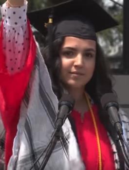 طالبة عراقية تهتف لفلسطين امام الامريكيين 