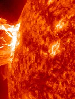 عاصفة شمسية تضرب الارض 