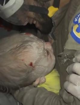 هل تذكرون المسعف الذي هز الإعلام ببكائه على طفلة أنقذها ؟.. اليوم قُتل مع رفاقه برصاصات في الرأس