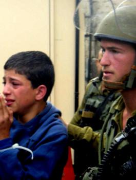 تعذيب اطفال فلسطينيين من قبل جيش الاحتلال 