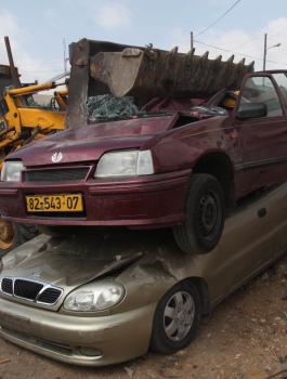 اتلاف مركبات غير قانونية في نابلس 