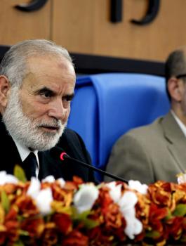 قيادي في حماس وعباس 