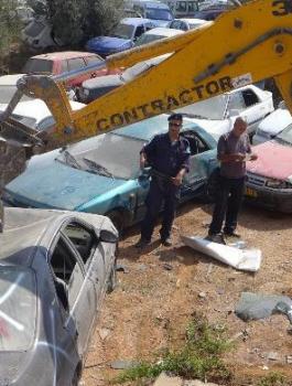 اتلاف مركبات غير قانونية في الخليل 