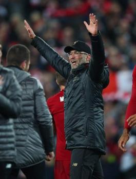 احتفالات ليفربول بعد الفوز على برشلونة