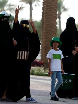 منع فتيات سعوديات من حمل علم بلادهن في حفل افتتاح كأس العالم