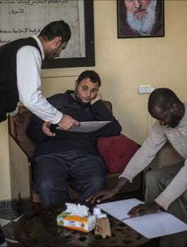 المكفوفون بغزة يبصرون قوائم وجبات المطاعم