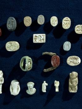 مواطن يسلم الشرطة " 114 " قطعة أثرية تعود لعصور مختلفة 