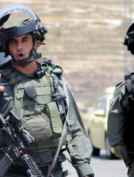الجيش الاسرائيلي يلاحق الفلسطينيين 