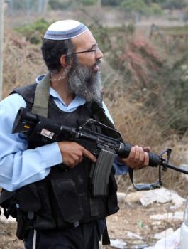 مستوطنون يطلقون النار على فلسطينيين 