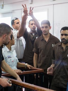 سلطات الاحتلال تفرض قيوداً مشددة على أقارب ذوي الأسرى من غزة