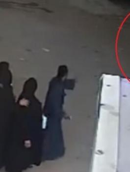 أب يقتل ابنه أمام والدته في الشارع