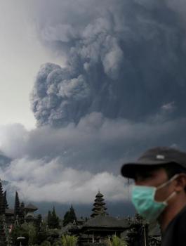 إجلاء 40 ألف شخص استعداداً لانفجار بركان ضخم في جزيرة اندونيسية