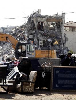 هدم بناية في مخيم شعفاط بالقدس 