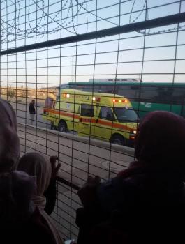 الاحتلال يمنع أهالي الأسرى في سجن نفحة من مغادرة السجن