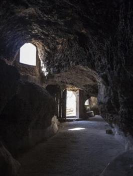 أسر يمنية اضطرت للعيش في الكهوف بسبب الحرب