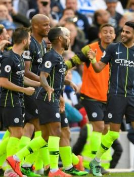 لاعبو السيتي يحتفلون بتتويجهم باللقب