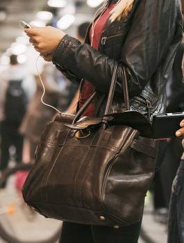 القبض على شخص سرق 25 ألف دينار و11 شيك بنكي