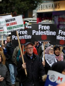 الآلاف يشاركون في مسيرة منددة بوعد بلفور وسط لندن