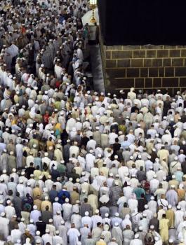 فيديو: حجاج إندونيسيا يفاجئون السعوديين في المطار بأهازيج دينية