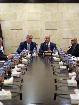 الحمد الله يطلع وفدا من مجلس الشيوخ الأميركي على انتهاكات الاحتلال